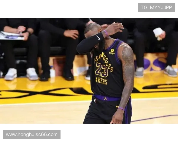 面具詹领衔湖人对决尼克斯精彩对抗赛回顾与分析